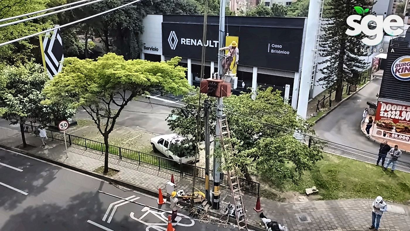 Vista aérea de maniobra en red de media tensión frente a concesionario en Envigado