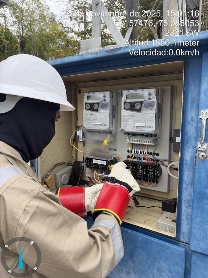 Técnico de SGE revisando un gabinete de medida y telemedida