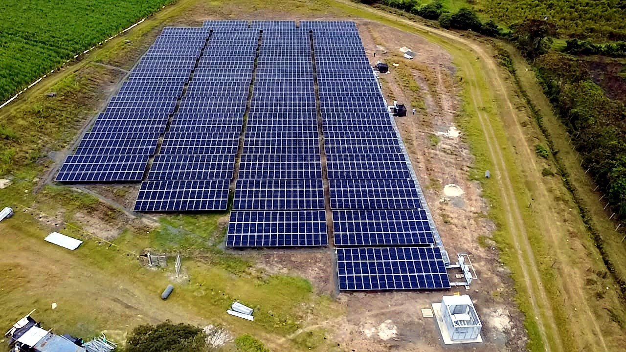 Planta solar fotovoltaica en piso: autogeneración de energía para grandes consumidores