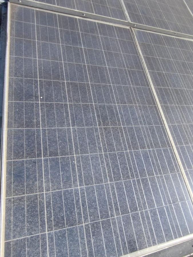 Módulos fotovoltaicos con capa de suciedad antes del lavado técnico