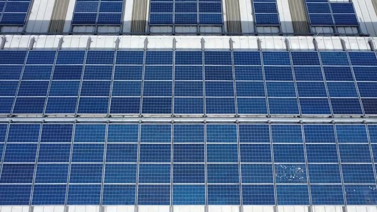 Módulos fotovoltaicos limpios después del lavado técnico