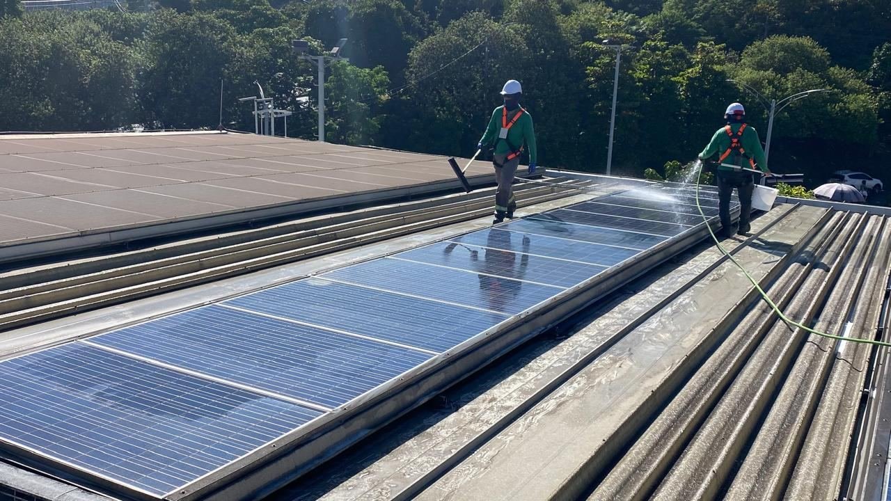 Cuadrilla de SGE realizando lavado técnico de módulos fotovoltaicos sobre cubierta