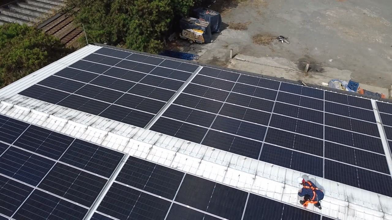 Módulos fotovoltaicos instalados sobre cubierta de Tanques del Nordeste en Itagüí