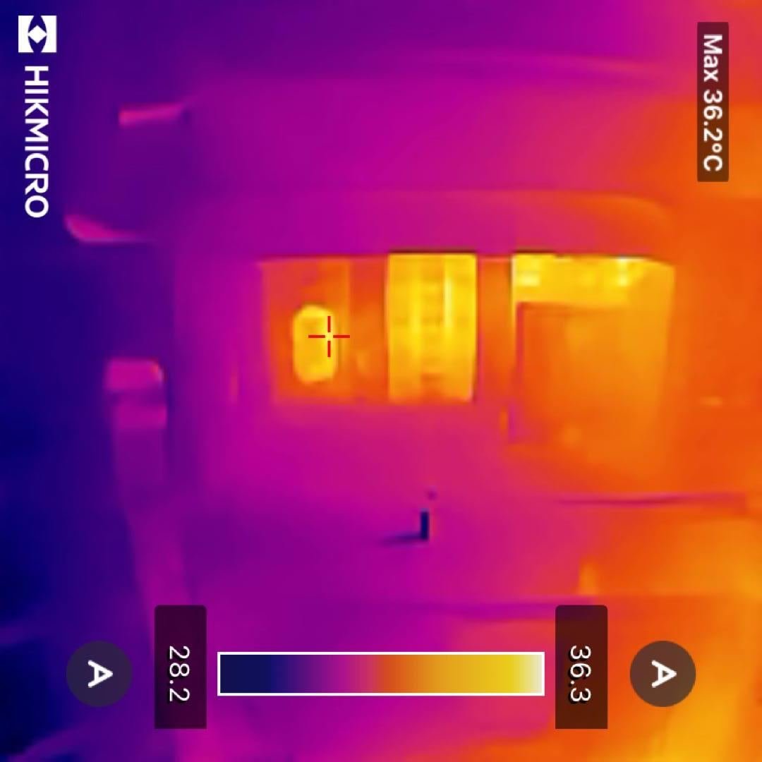 Termografía de inversor fotovoltaico con punto caliente identificado